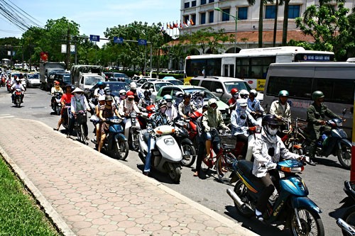 People wait for a green light amidst hot weather in Hanoi. (File photo:VOV) People wait for a green light amidst hot weather in Hanoi. (File photo:VOV)